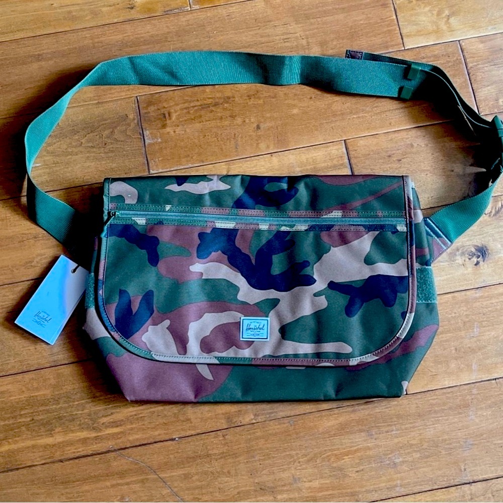 Herschel supply co. - messanger bag - camo - NWT* - Picture 3 of 5